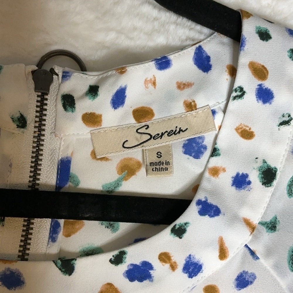Serrín White and Blue Fitted Blouse with 3/4 Sleeves and Bib Collar - Picture 7 of 15